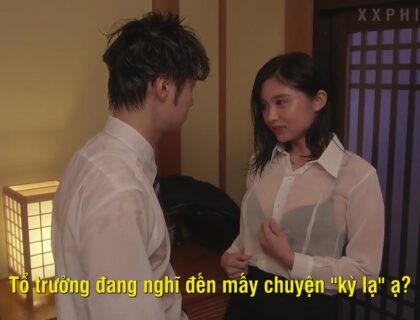 Em thư ký lẳng lơ gạ tình cậu tổ trưởng điển trai vụng trộm khi “trú mưa” Em thư ký lẳng lơ gạ tình cậu tổ trưởng điển trai vụng trộm khi “trú mưa”