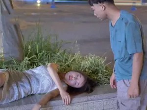 Gã ăn xin cơ hội đưa cô gái say xỉn về nhà rồi tranh thủ địt… Gã ăn xin cơ hội đưa cô gái say xỉn về nhà rồi tranh thủ địt…