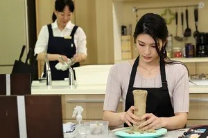 Sở thích làm tiểu tam của cô gái trẻ xinh đẹp đã có chồng Sở thích làm tiểu tam của cô gái trẻ xinh đẹp đã có chồng