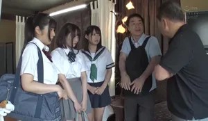 Thất nghiệp, ông bố khốn nạn dẫn 3 cô con gái đi bán dâm Thất nghiệp, ông bố khốn nạn dẫn 3 cô con gái đi bán dâm